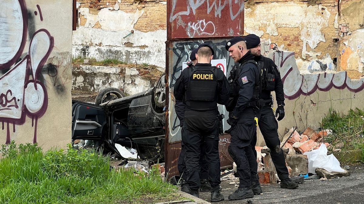 Řidič v Praze nezvládl řízení, proletěl zdí