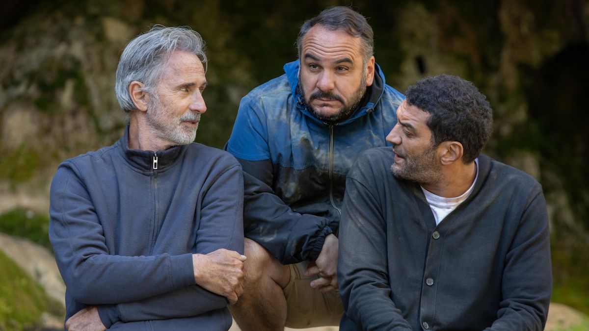 Sedm postav se ve francouzské komedii vydá hledat ztracené mužství