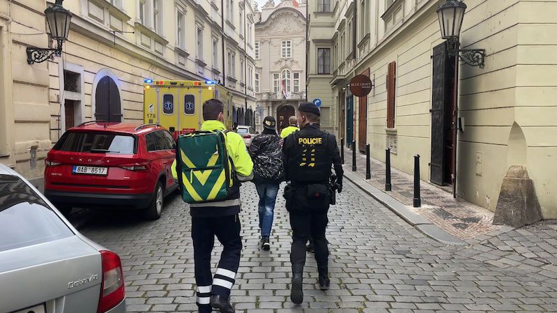 Drama na škole v Praze. Studenta s nožem odvezli s psychickými problémy do nemocnice
