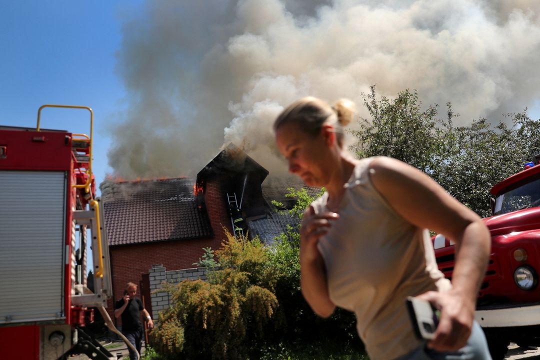 Горящий дом в Харькове после военного удара