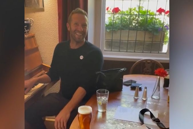 Chris Martin překvapil v restauraci snoubence, zahrál jim hit od Coldplay