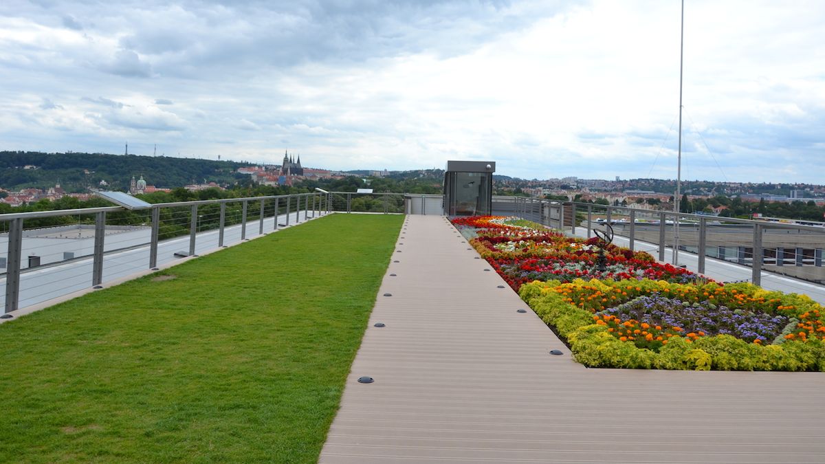 Národní zemědělské muzeum a levitující venkovní expozice se dá navštívit na adrese Kostelní 44, Praha 7, Holešovice. Autorem je Ateliér Kročák architekt.