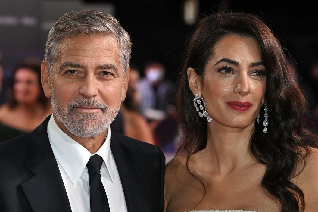 Žebříčky nejcharismatičtějších mužů světa dlouhodobě vyhrává George Clooney. Na fotce se svou ženou Amal