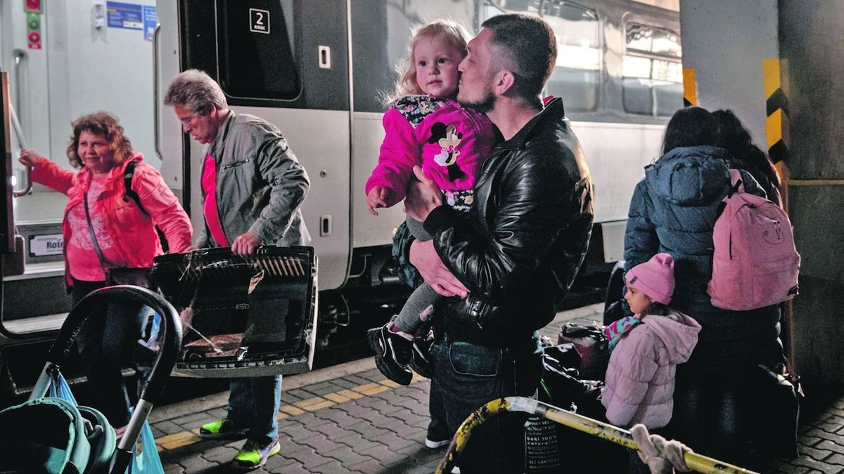 Muž na kyjevském nádraží vítá dceru, která se tento týden vrátila na Ukrajinu i se svou matkou.