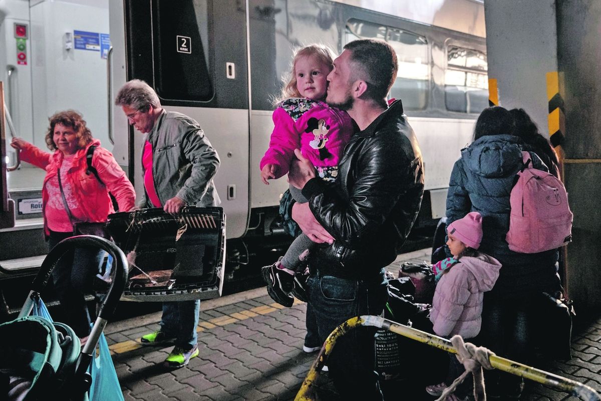 Muž na kyjevském nádraží vítá dceru, která se tento týden vrátila na Ukrajinu i se svou matkou.