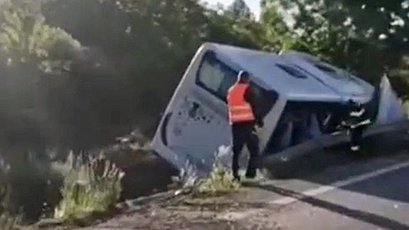 Autobus po srážce s náklaďákem na Slovensku skončil v příkopu, tři těžce zranění