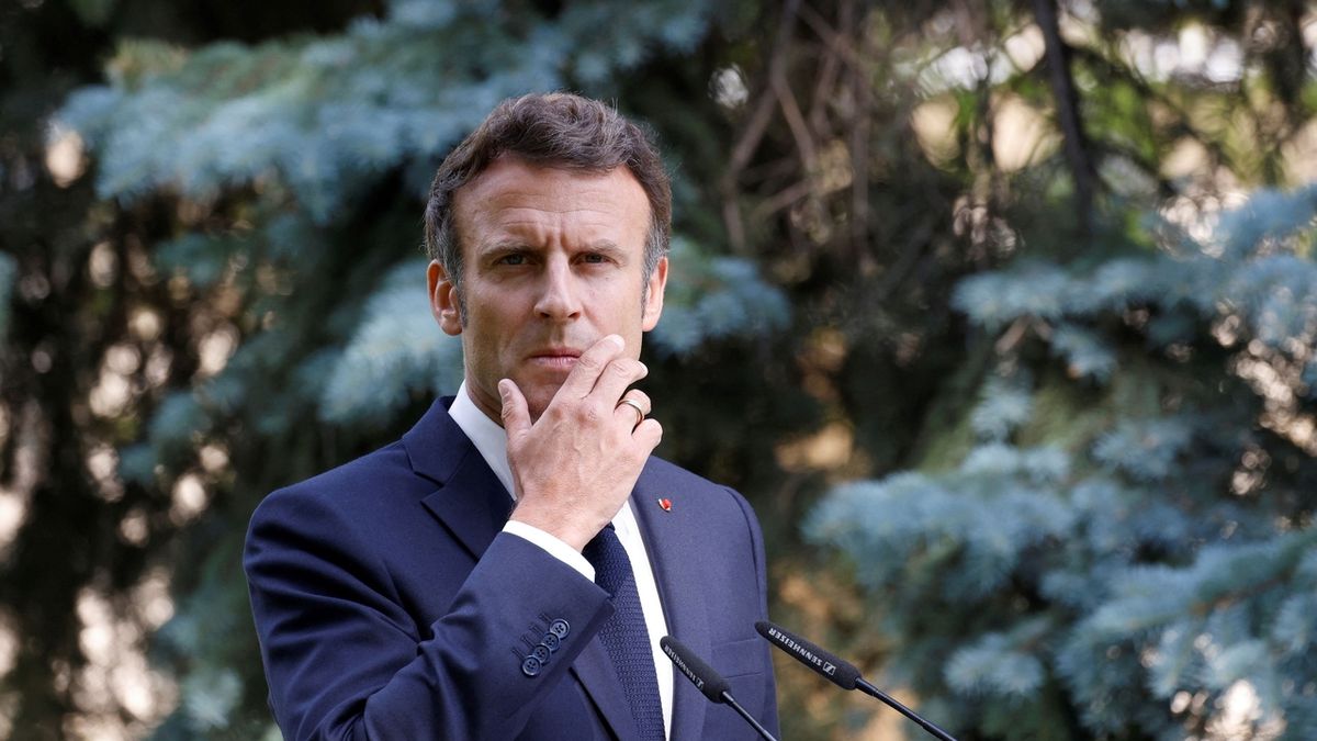 Ukrajině dodáme dalších šest houfnic, slíbil Macron