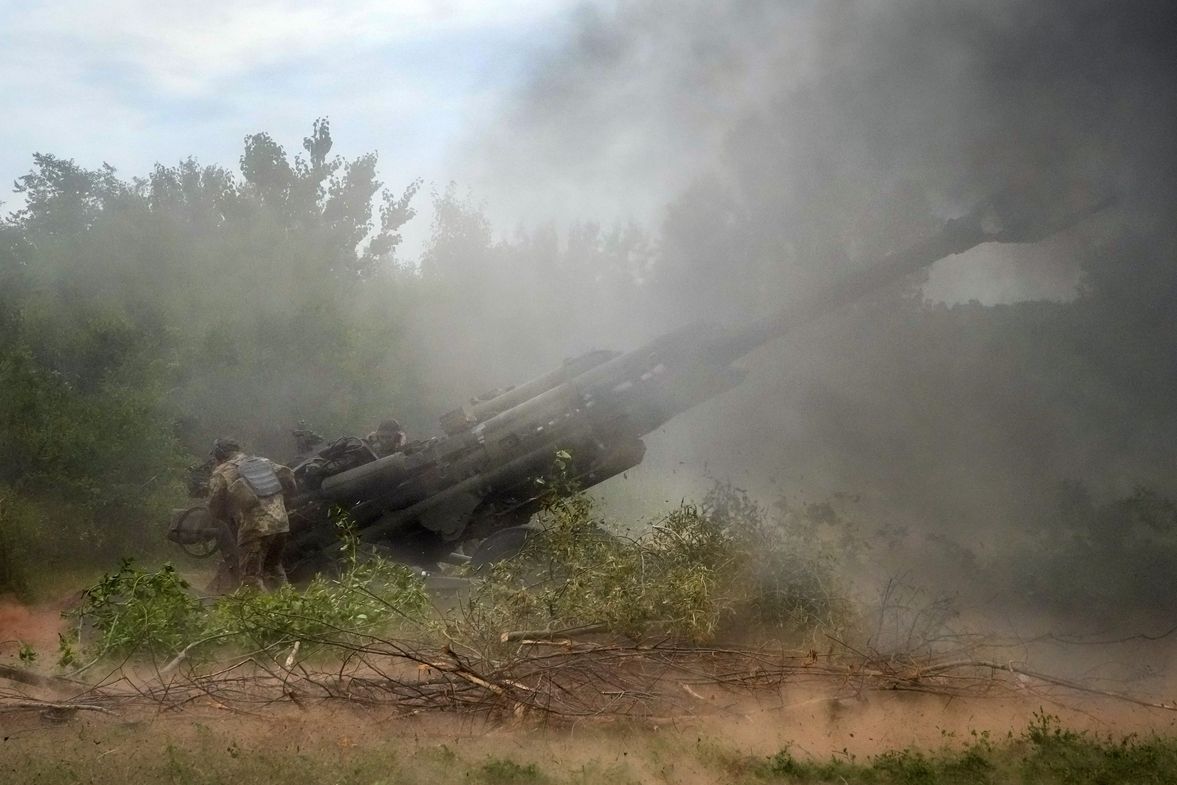 Украинский солдат стреляет из американской гаубицы M777 в Донецкой области