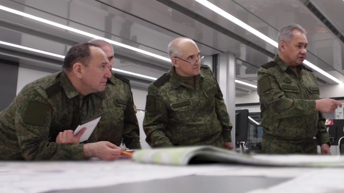 Gennadij Židko (vlevo) se objevil během inspekce ruských pozemních sil na Ukrajině po boku ministra obrany Sergeje Šojgua