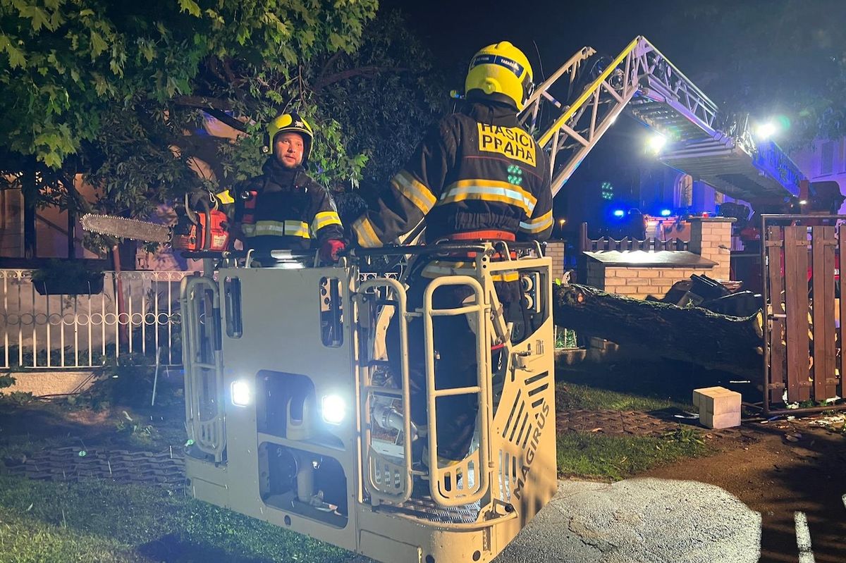 Pražští hasiči bojují s následky páteční bouřky