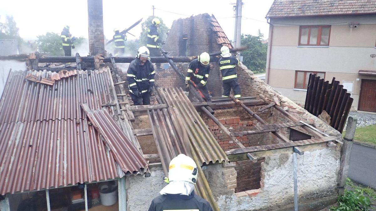 V Roštíně hořel rodinný dům, škoda dosáhla půl milionu