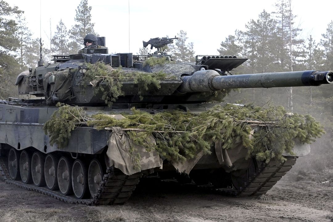 Finský tank Leopard 2 na cvičení. Finsko má Leopardy 2A4 a  2A6