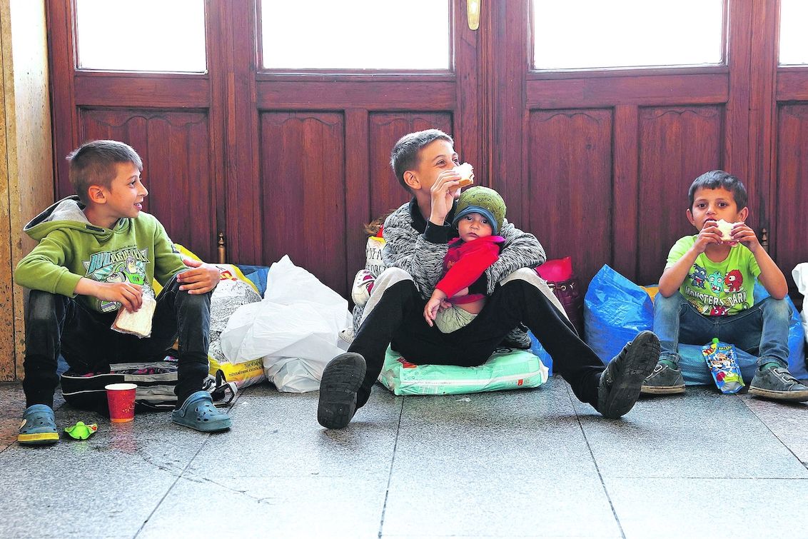 Malí romští uprchlíci na chodbě pražského hlavního nádraží. 