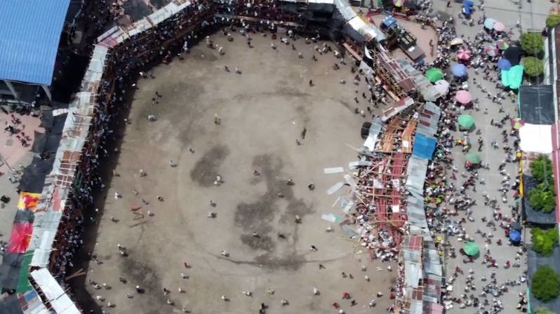 Dron natočil pád tribuny při býčích zápasech v Kolumbii: Čtyři mrtví, 500 zraněných