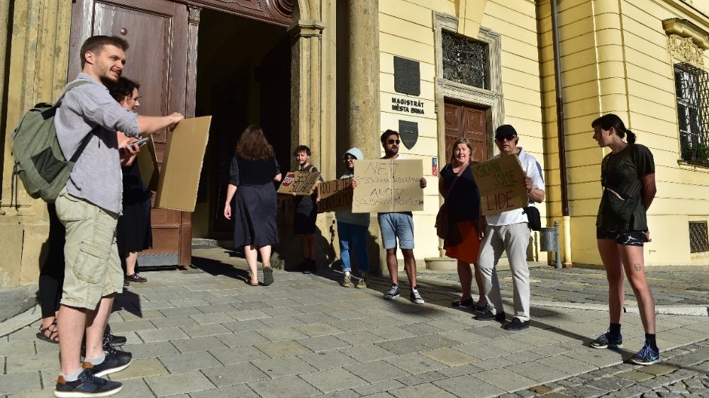 Před radnicí v Brně protestovaly dvě skupiny. Jedna kvůli Romům, druhá kvůli zahrádkám