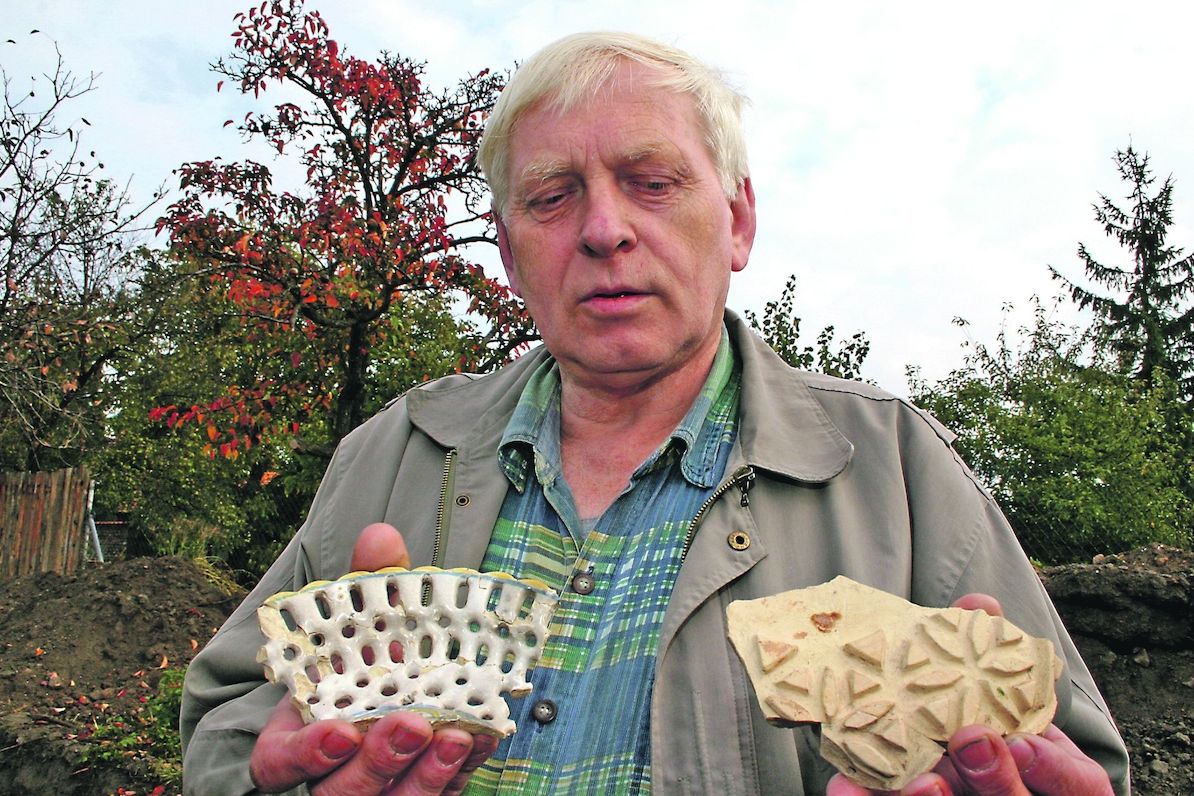 Archeolog Jiří Pajer s úlomky matrice a jedním z druhů fajánsové keramiky.