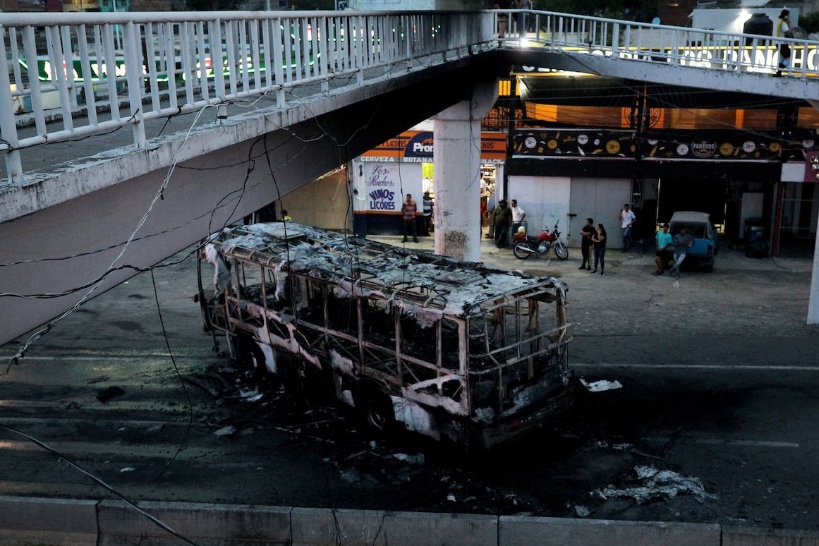Gangy během šarvátek v Zapopanu zapálili autobus, aby je nemohli policisté pronásledovat. 