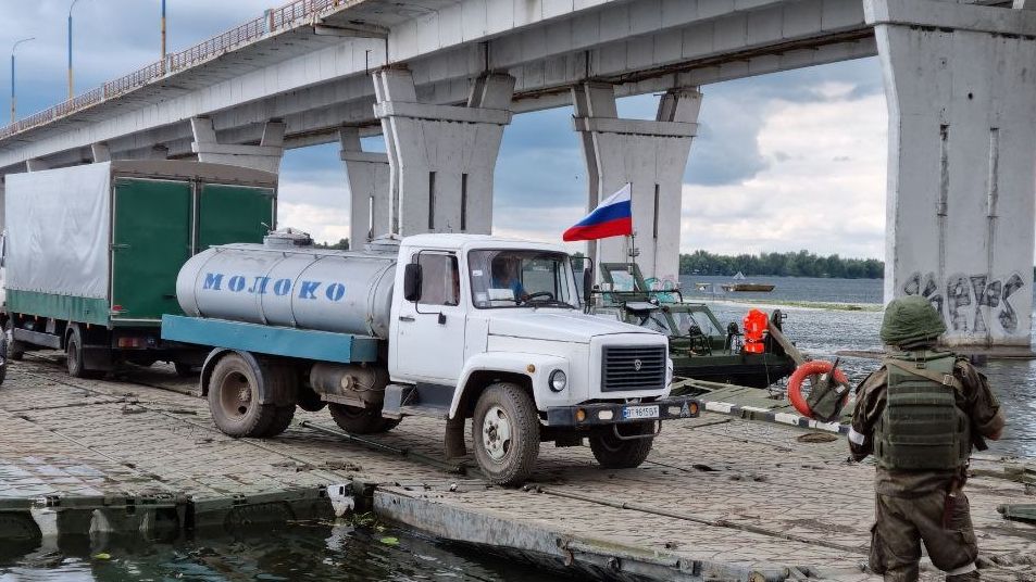 Rusko buduje přes Dněpr plovoucí most