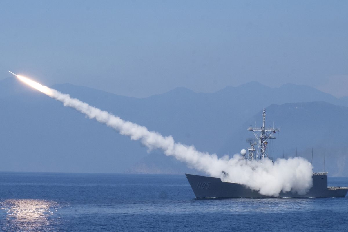 Čínská fregata třídy Čcheng Kung vypálila protiletadlovou raketu 