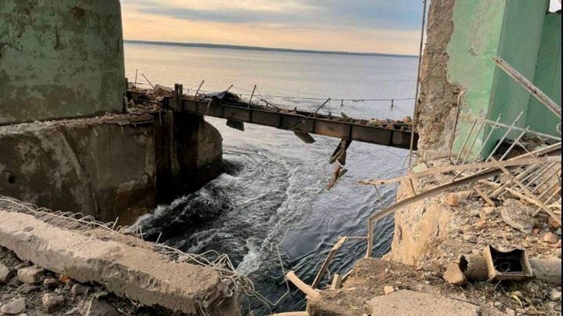 Ruské střely poškodily hráz přehrady u Kryvého Rihu, voda zaplavila ulice