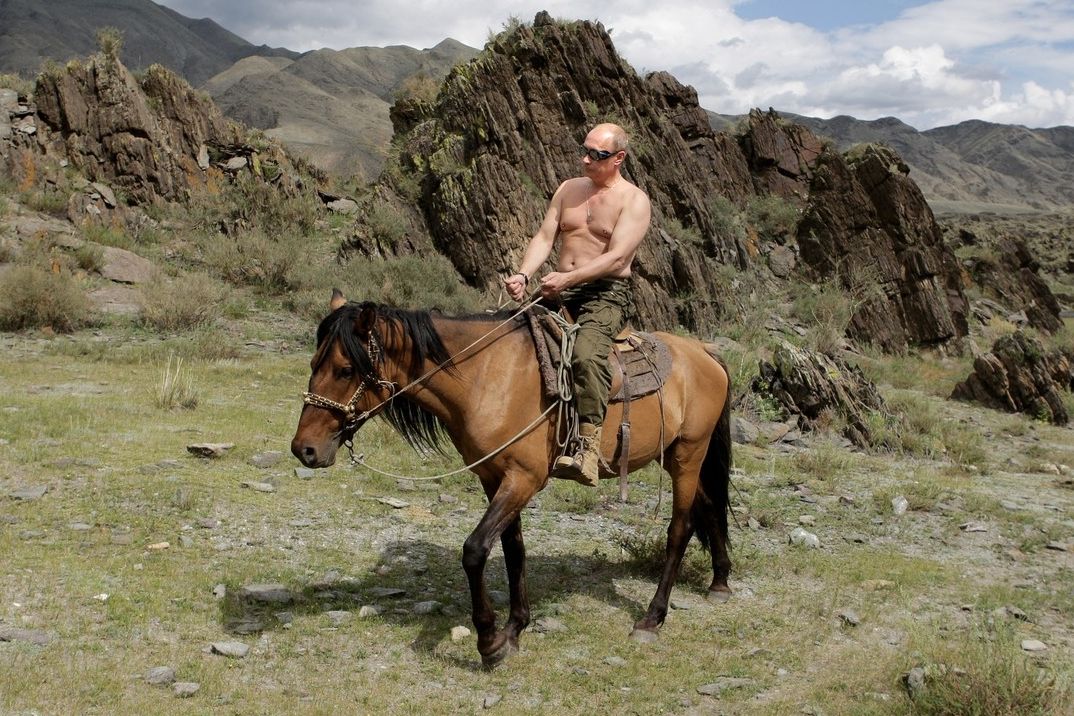Vladimir Putin se rád nechává fotgorafovat v siláckých pozách. Jeho fotka na koni se stala ikonickou.