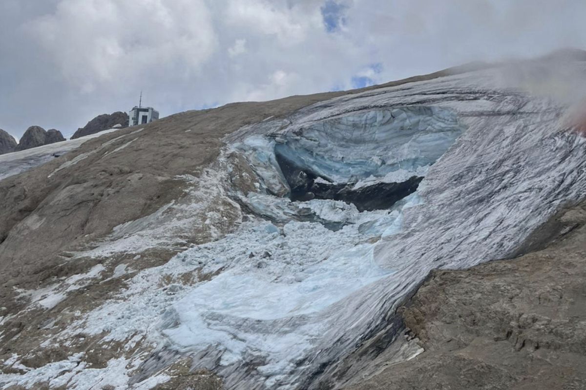 Ledovec na hoře Marmolada, ze kterého se utrhl kus horniny
