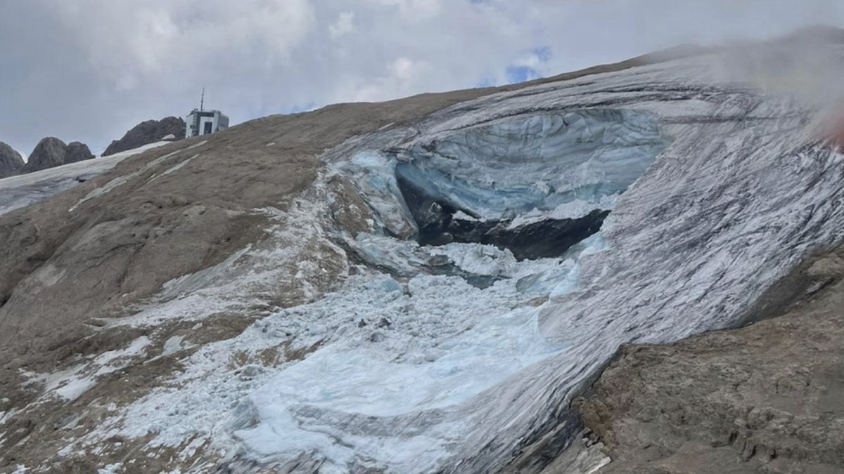 Ledovec na hoře Marmolada, ze kterého se utrhl kus horniny