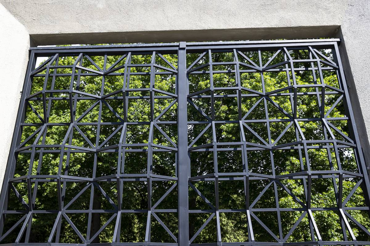 Hřbitov v Ďáblicích je světovým unikátem. Jedná se o jediný hřbitov v kubistickém stylu.