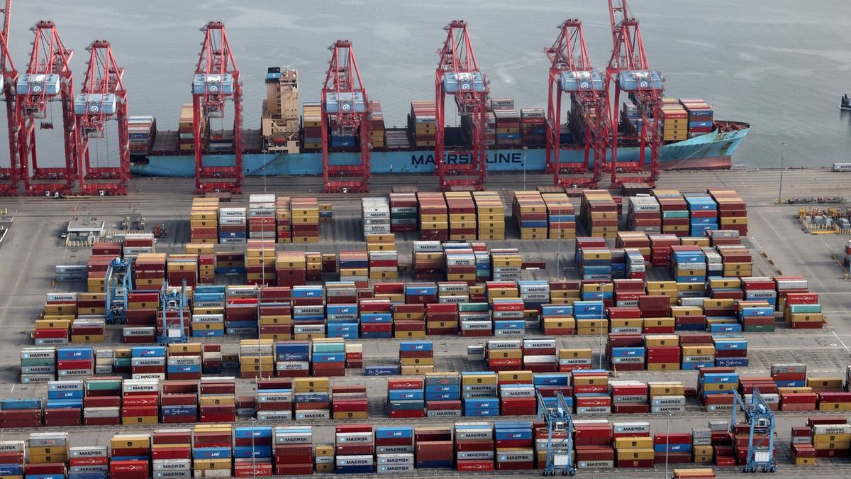 Zahraniční obchod skončil v deficitu sedmý měsíc v řadě