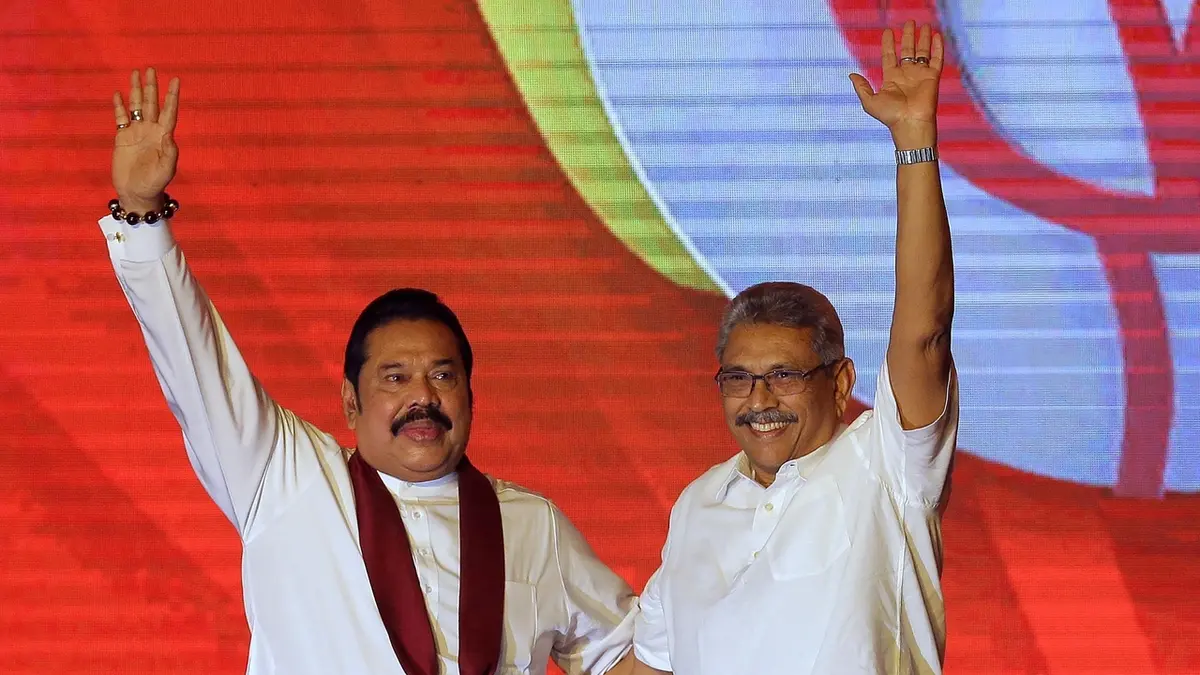 Mahinda Rádžapaksa (vlevo) a Gotabaja Rádžapaksa