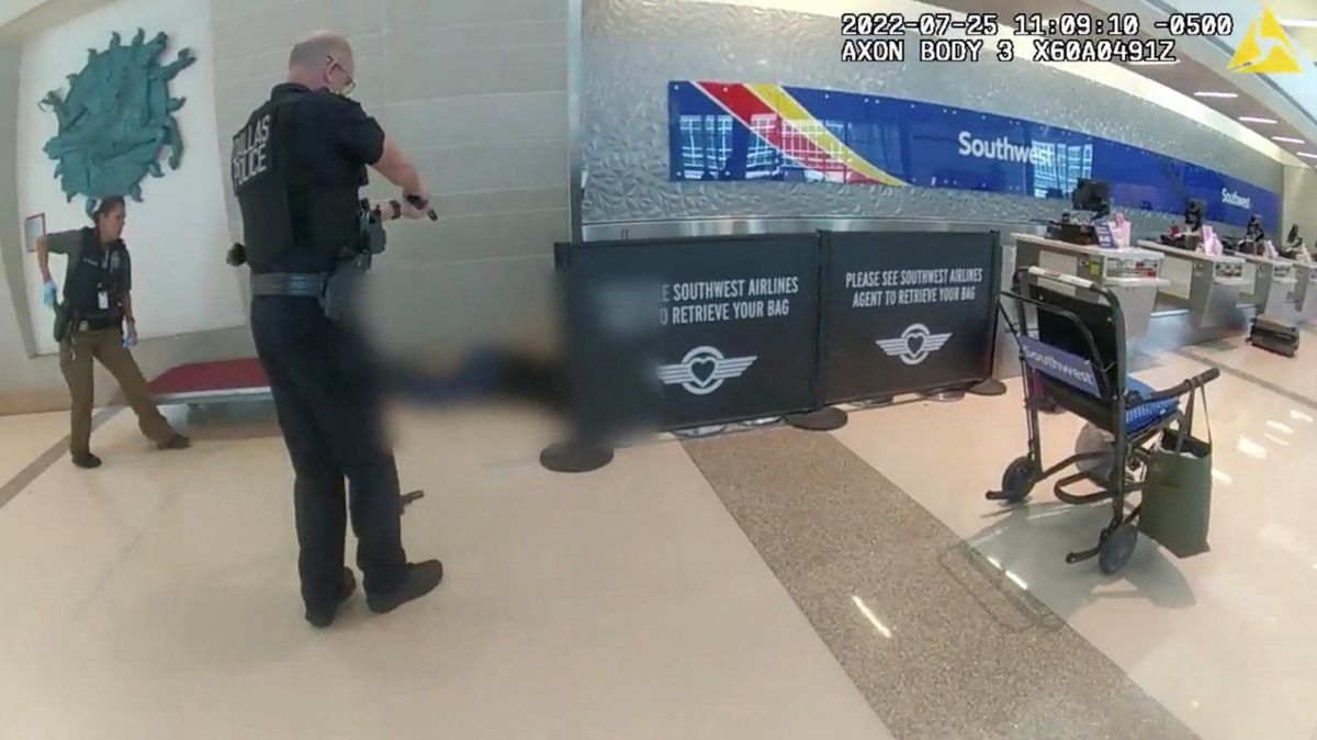 Policisté na letišti v americkém Dallasu zneškodnili střelkyni. Hrozila ho vyhodit do vzduchu