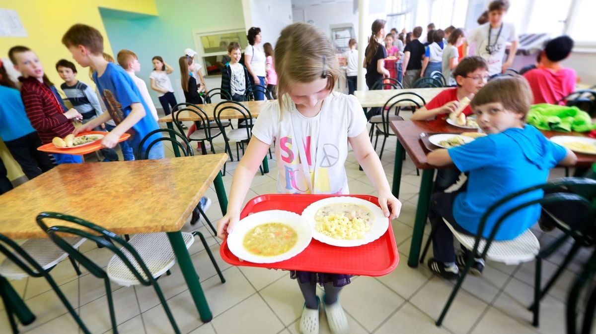 Zájem o příspěvek na školní obědy vzrostl o 31 procent, oznámila organizace