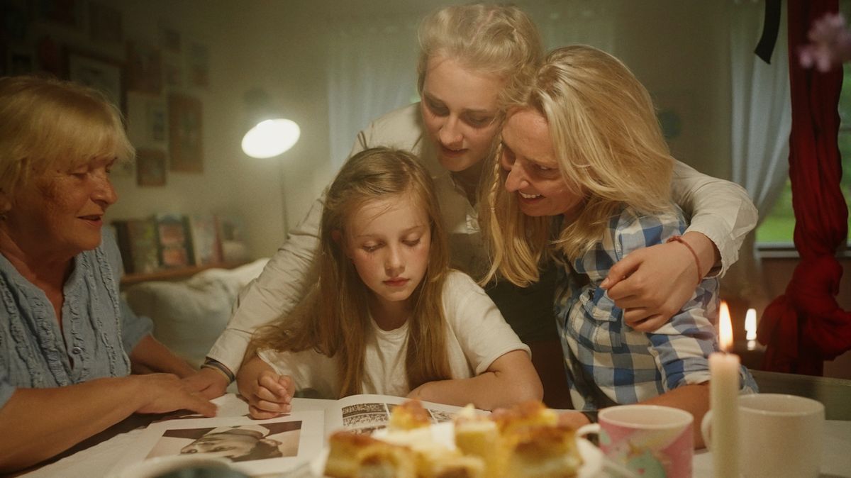 V novém videoklipu k písni Máma ctí písničkářka Kaczi mateřskou lásku