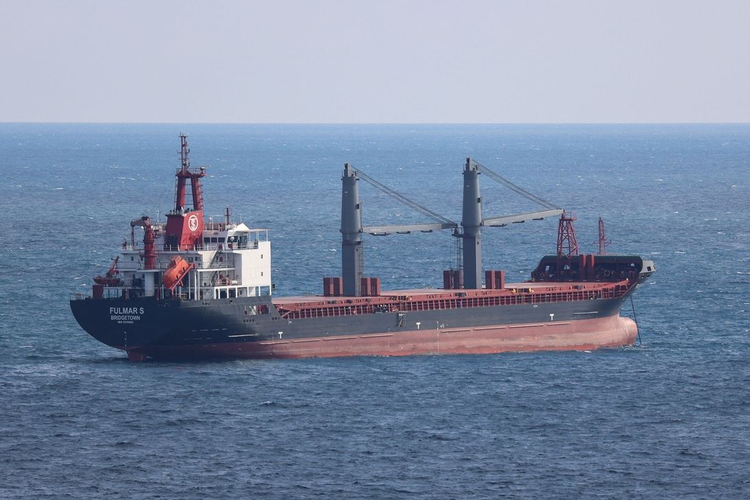 Loď pro přepravu sypkého materiálu Fulmar S plující pod vlajkou Barbadosu 