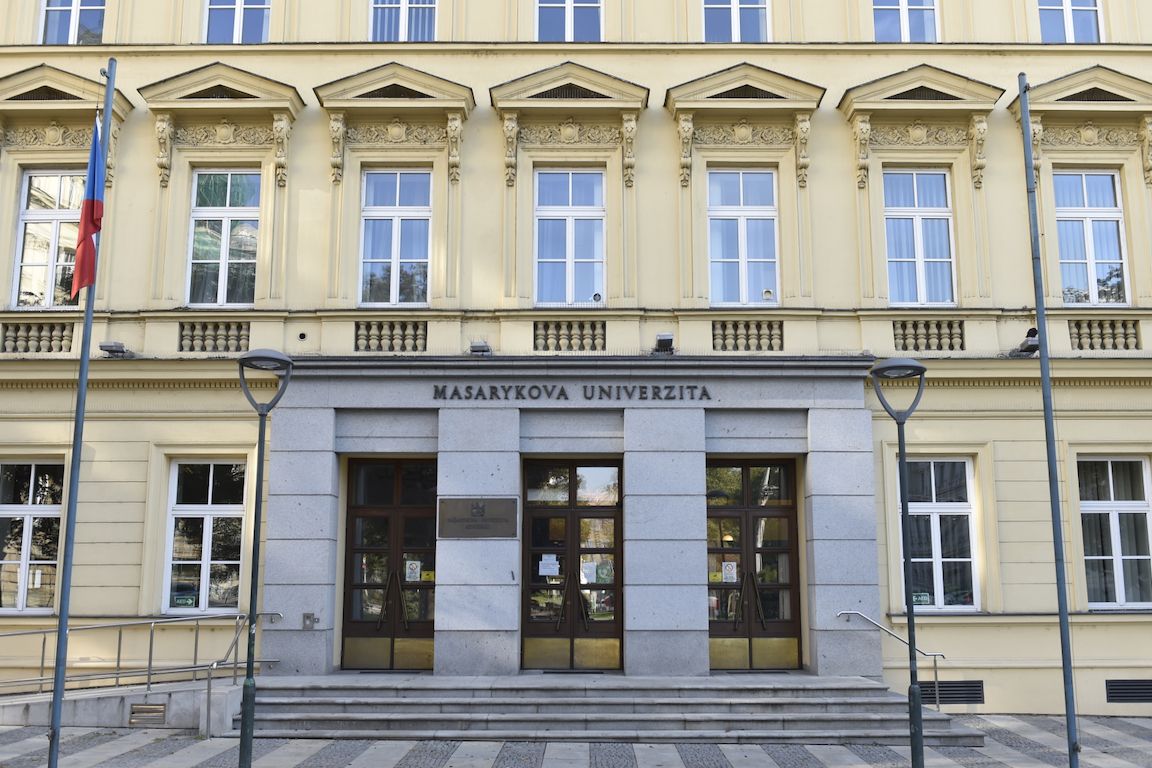 V budově rektorátu Masarykovy univerzity se nachází mj. Kancelář Národního institutu pro výzkum socioekonomických dopadů nemocí a systémových rizik (SYRI).