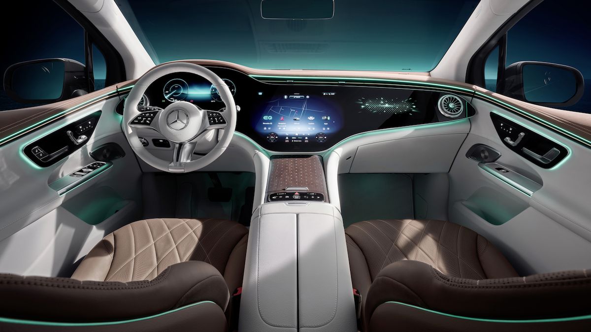 Mercedes poprvé představil kabinu elektrického EQE SUV
