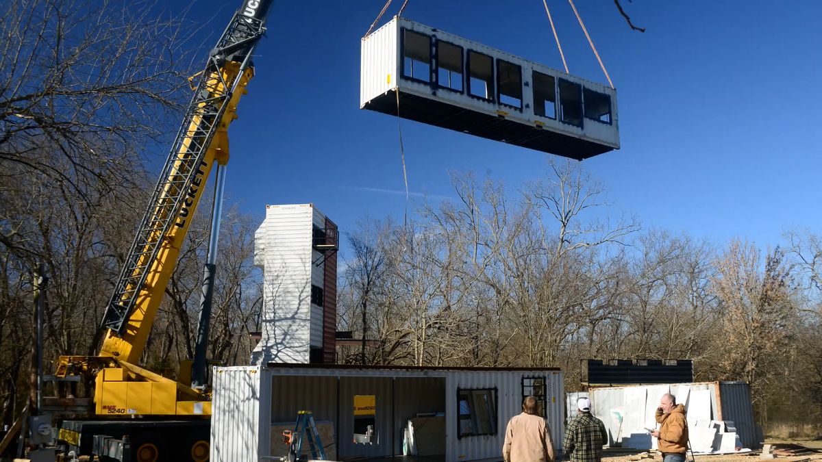 Inženýr postavil vzdušný zámek z kontejnerů. Jeho dům na stromě zaujme na první pohled