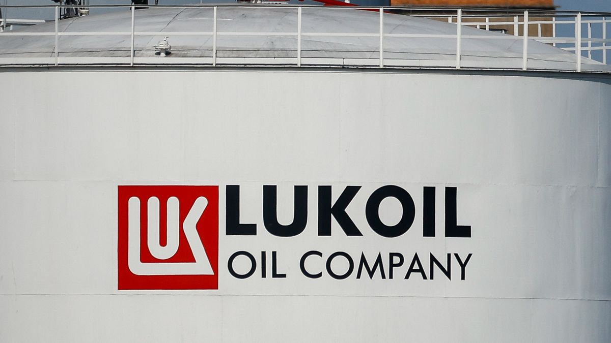 Bulharsko navzdory sankcím povolí vývoz z rafinerie ruské firmy Lukoil