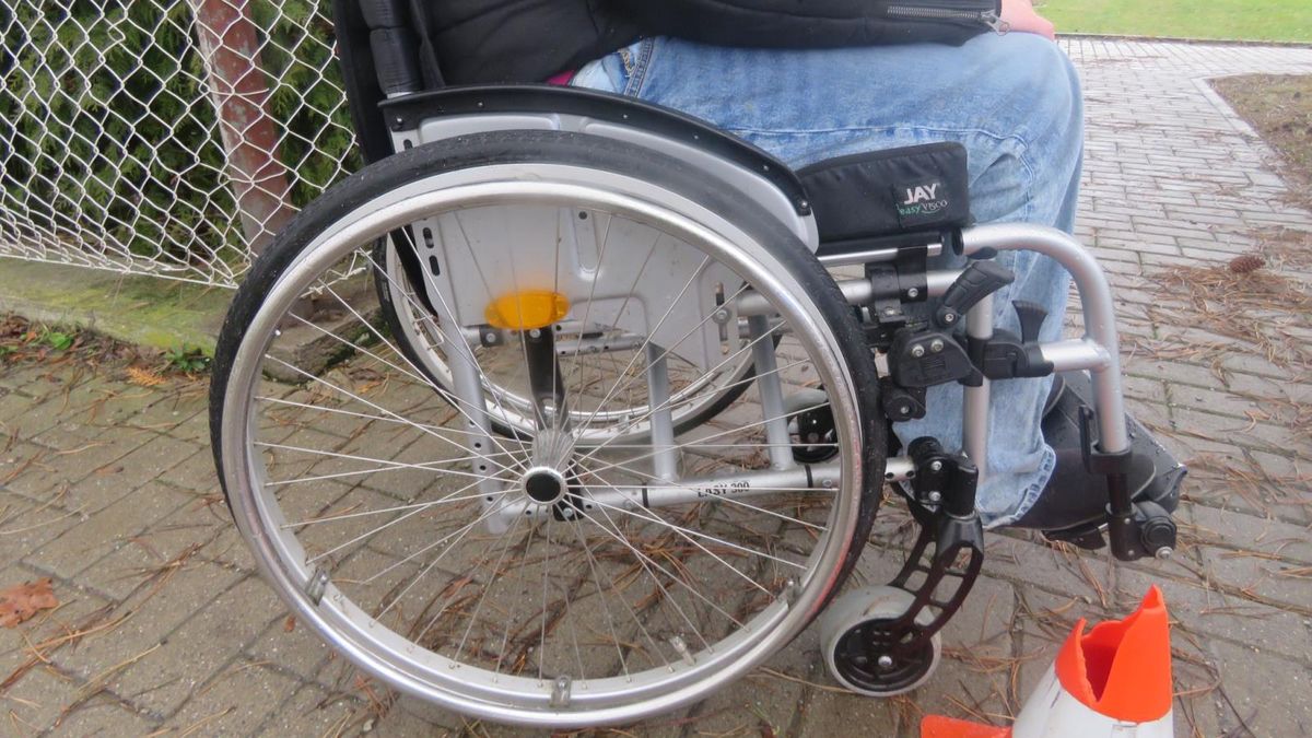 Řidič srazil na přechodu v Budějovicích ženu na vozíku. Vynadal jí a ujel