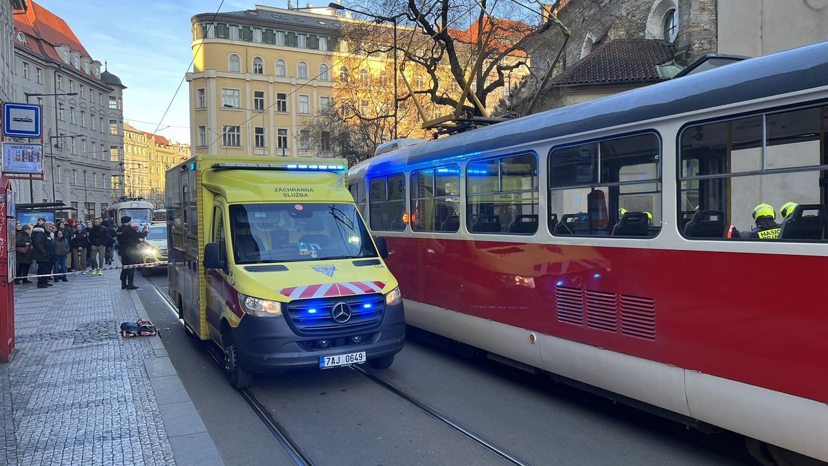 Tramvaj v Praze srazila dvě dívky. Jedna přišla o nohu