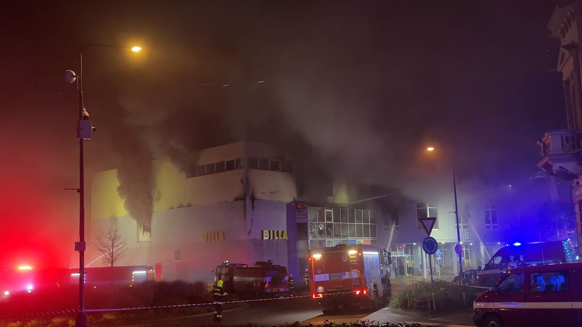 Požár v Benešově už mají hasiči pod kontrolou, zasahovat budou až do rána