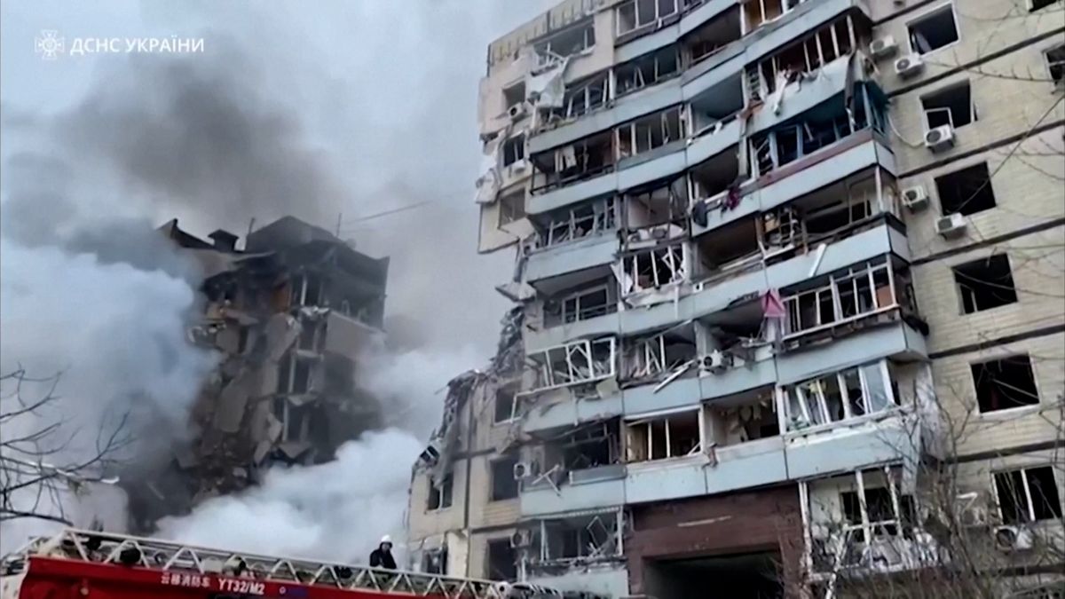 Žena v sedmém patře domu v Dnipru ruský útok jako zázrakem přežila, příběh má ale smutný