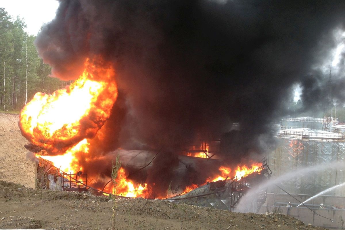 Взрывы горючих газов. Пожар на нефтебазе в Ангарске. Пожар на нефтехранилище в Ангарске. Нефтебаза Ангарск. Взрыв и пожар на заводе в Ангарске.