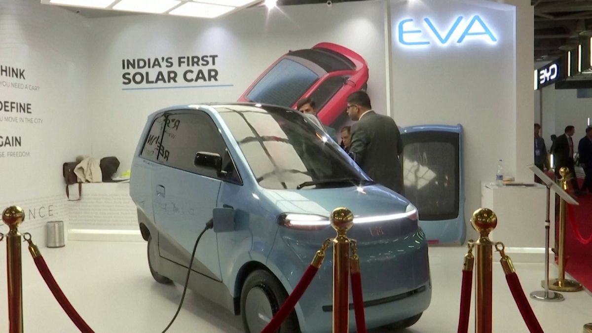 Autosalon v Dillí: Čínské elektromobily i prototyp solárního auta