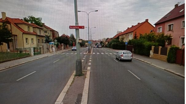 Řidič SUV srazil v Praze seniorku na přechodu a ujel