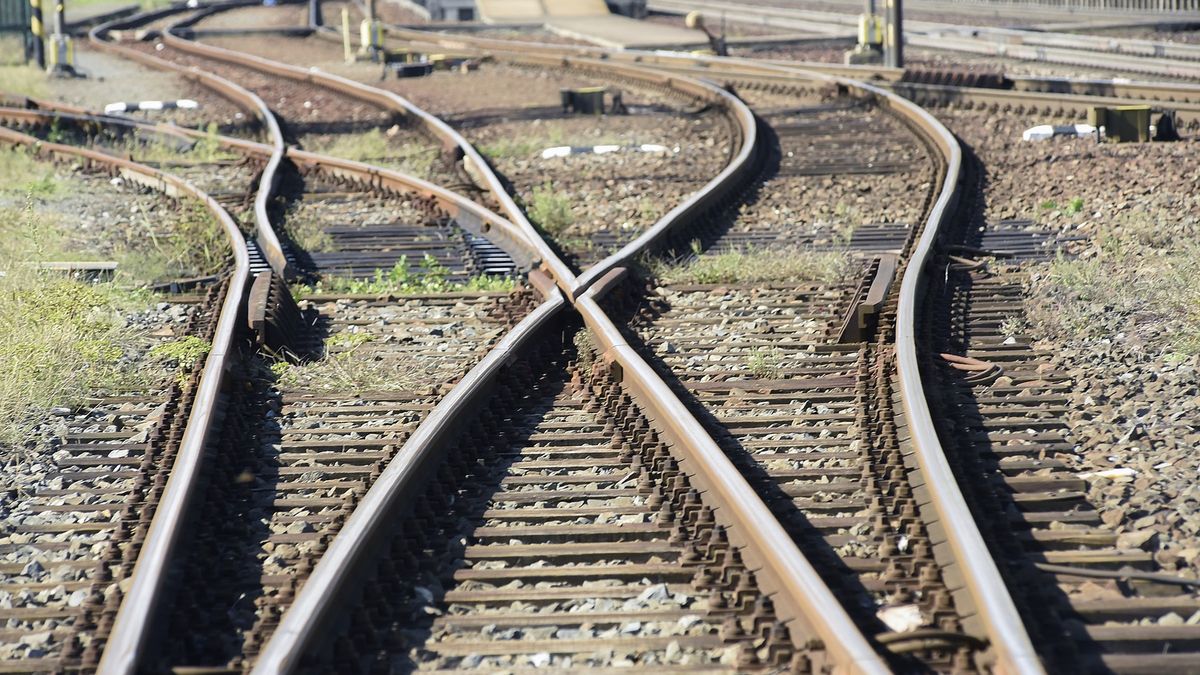 V Mohelnici zemřel člověk po střetu s vlakem, doprava na koridoru stála