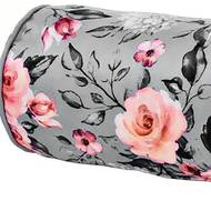 Dekorační polštář Rosalina ve tvaru válce poskytne nejen dokonalý komfort během sezení na pohovce, ale také zajistí potřebnou oporu krku nebo beder. Cena 279 Kč