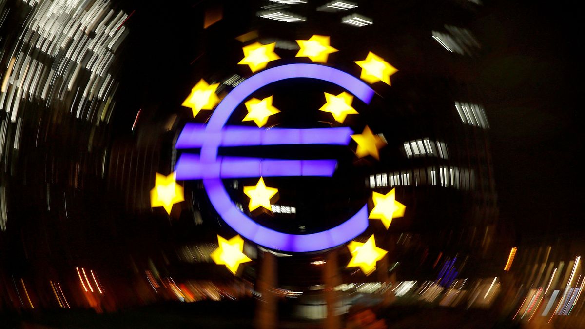 Inflace v eurozóně v listopadu klesla na 10 procent