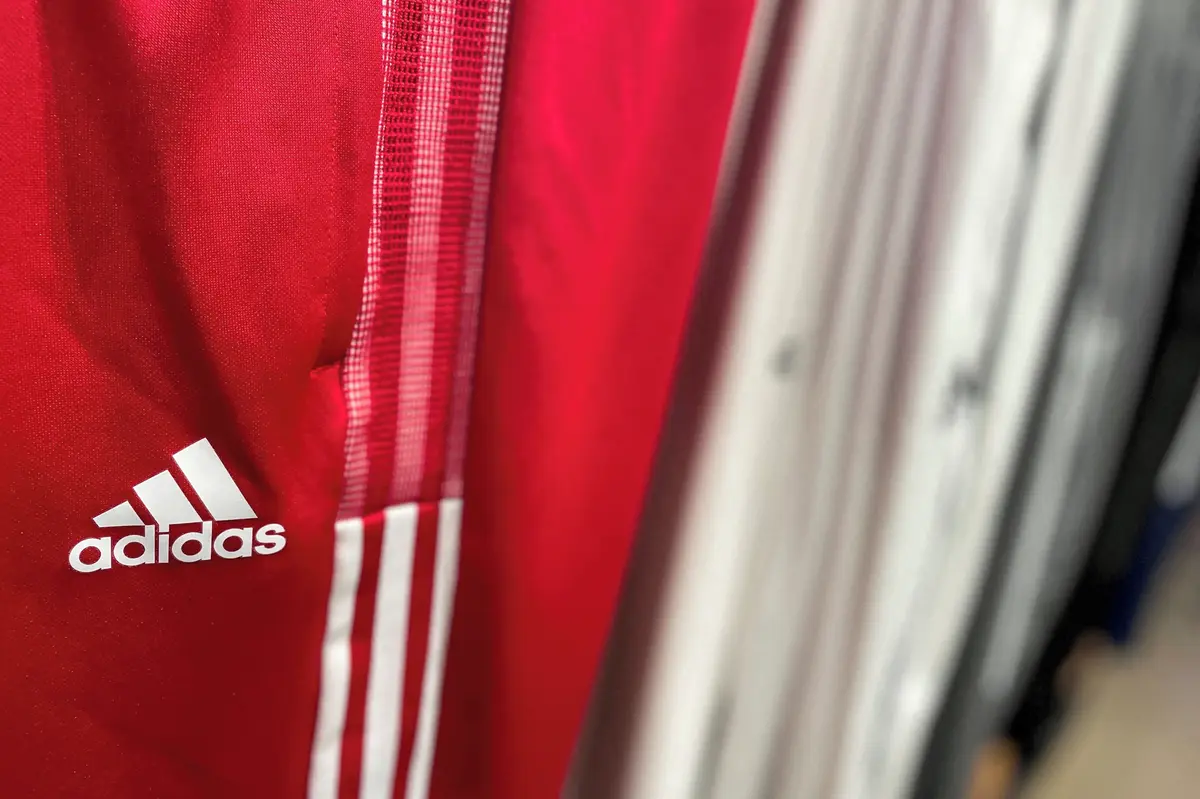 Čtyři pruhy místo tří. Adidas žaluje White Fox kvůli podobnému designu