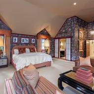 V domě je dohromady 15 ložnic.